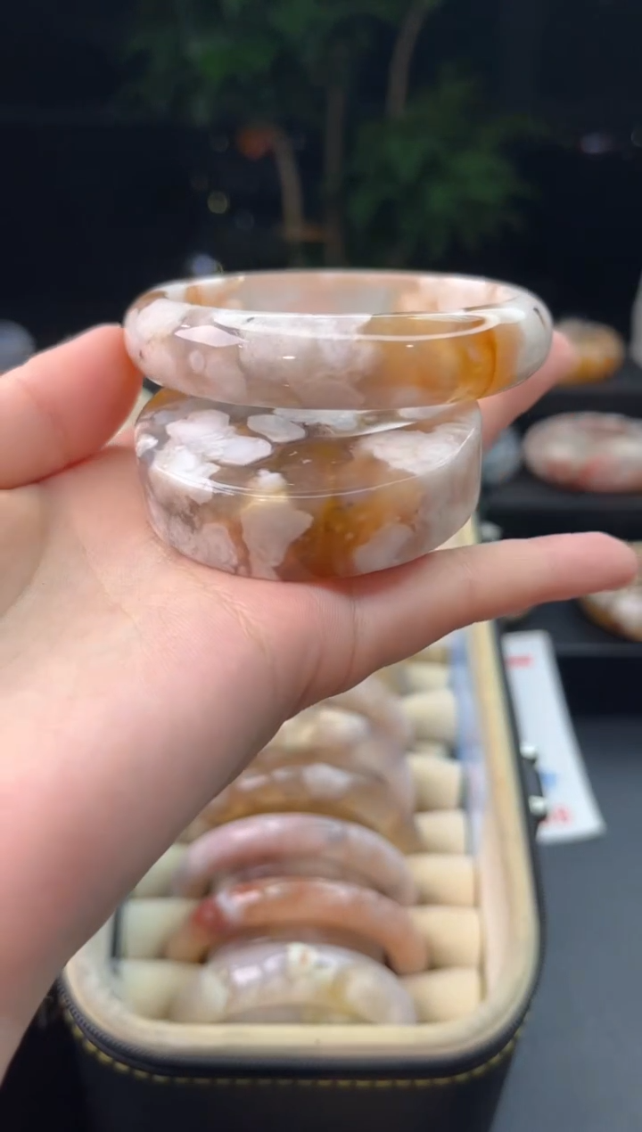 【闪购商品】石英质玉手镯未镶嵌赠送镯心（56圈口）无证书