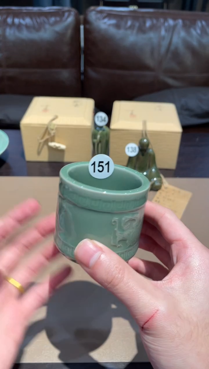 151窑承青瓷梅子青回纹扳指杯