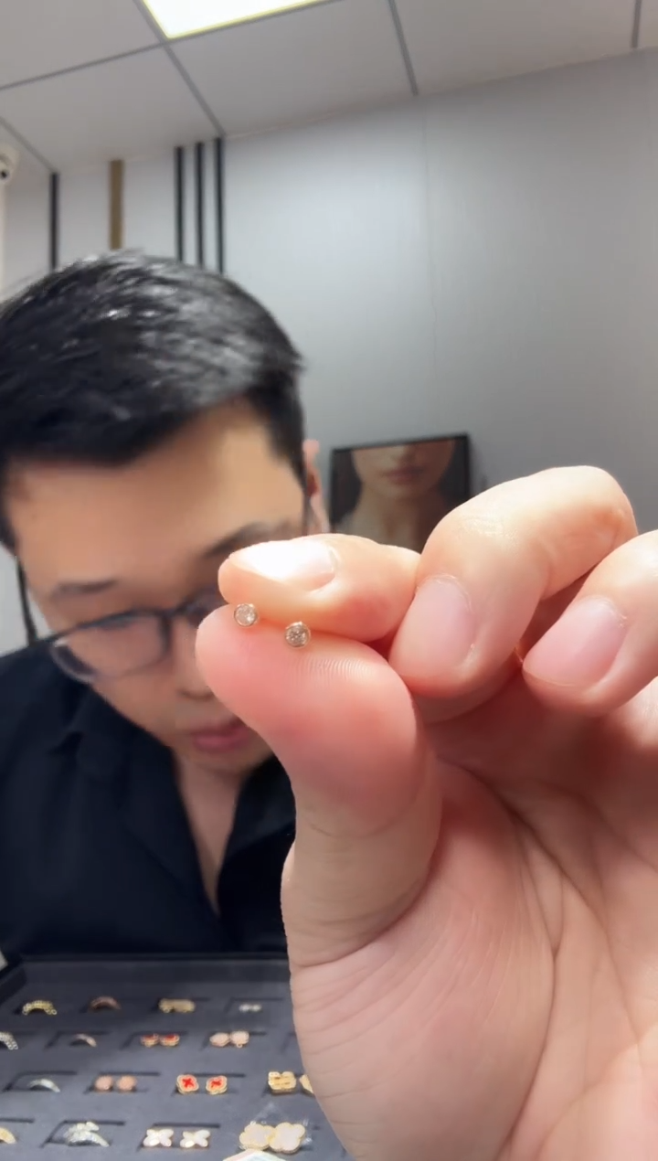 18K金镶嵌耳钉钻石10分泡泡耳钉