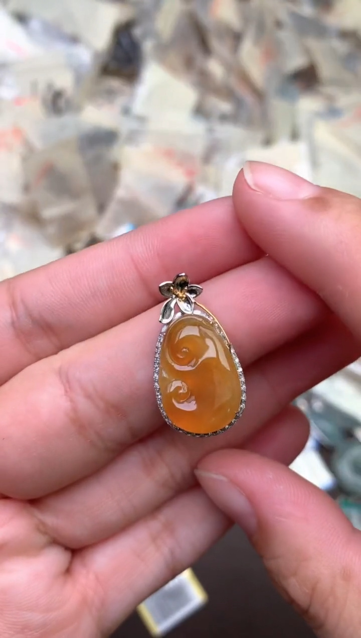 18K金镶嵌挂件翡翠   —