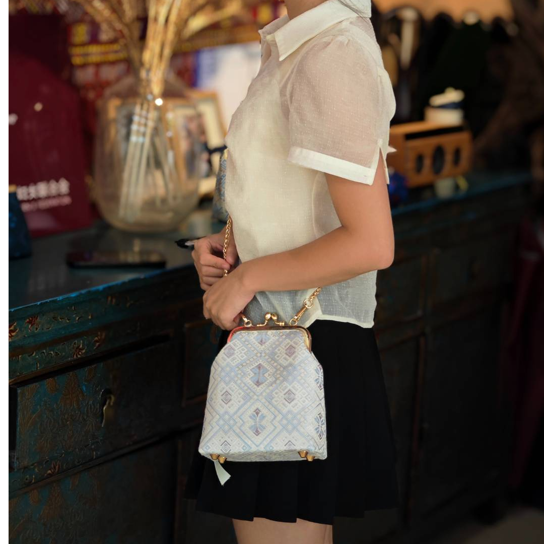 广西非遗壮锦时尚复古白色口金包手机包百搭方形光面单肩斜挎国风