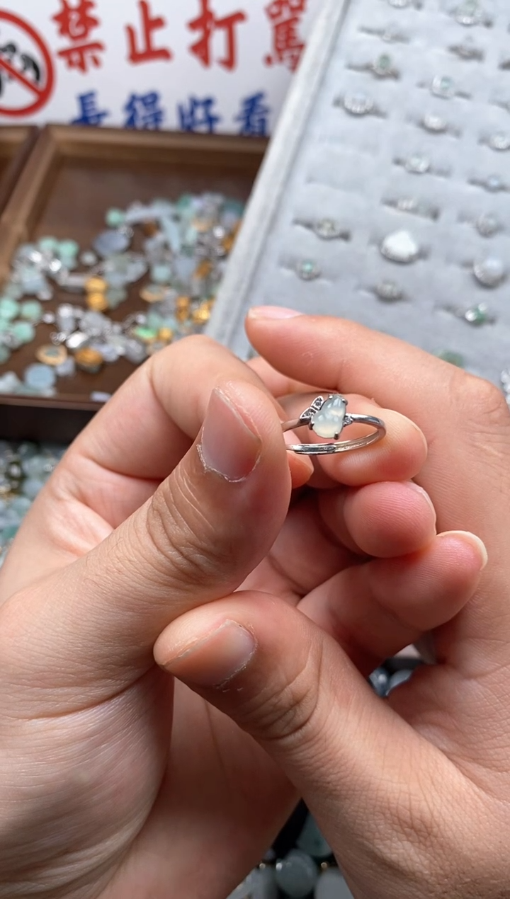 【闪购商品】翡翠颈饰未镶嵌哥哥