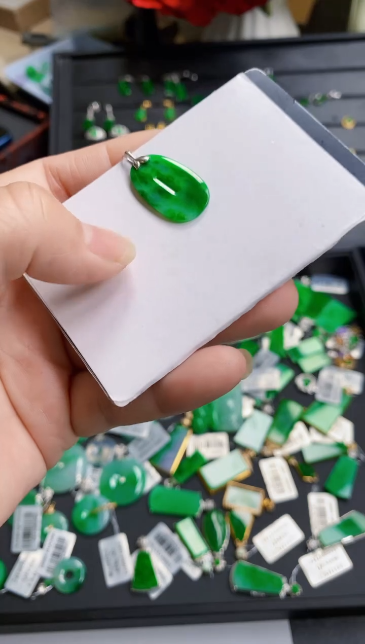 【闪购商品】翡翠颈饰18K金镶嵌吊坠