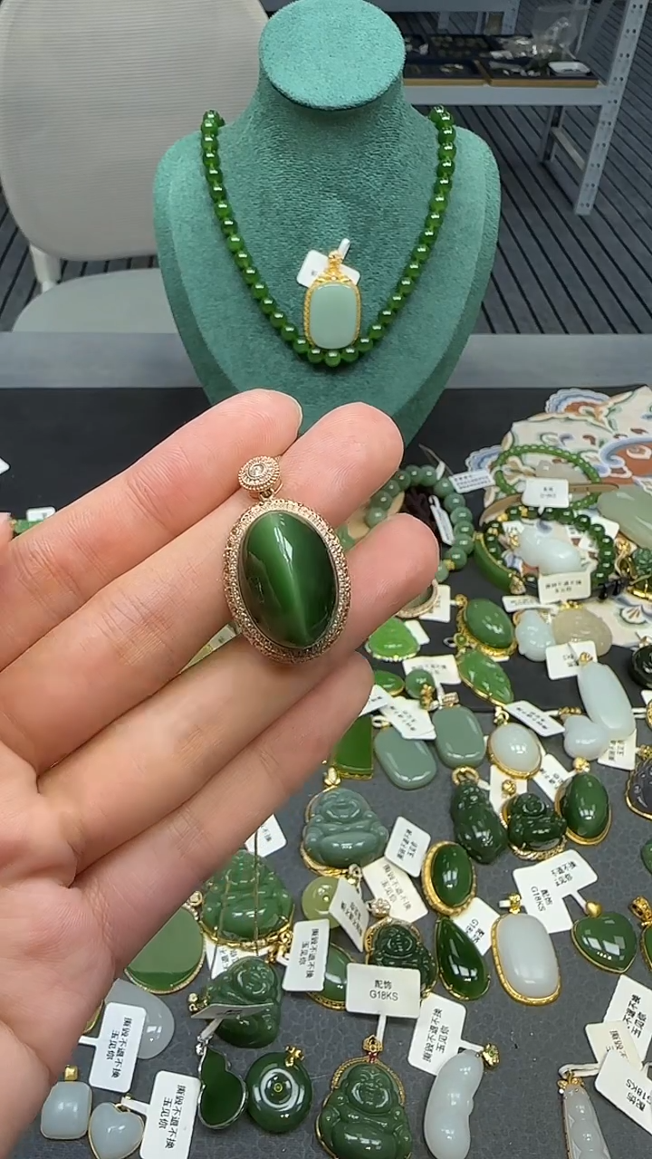 18K金镶嵌和田玉挂件不含链