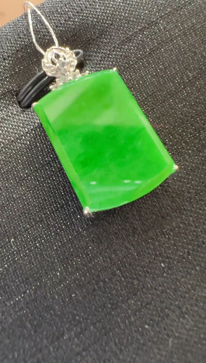 【闪购商品】翡翠吊坠(不含链)18K金镶嵌           