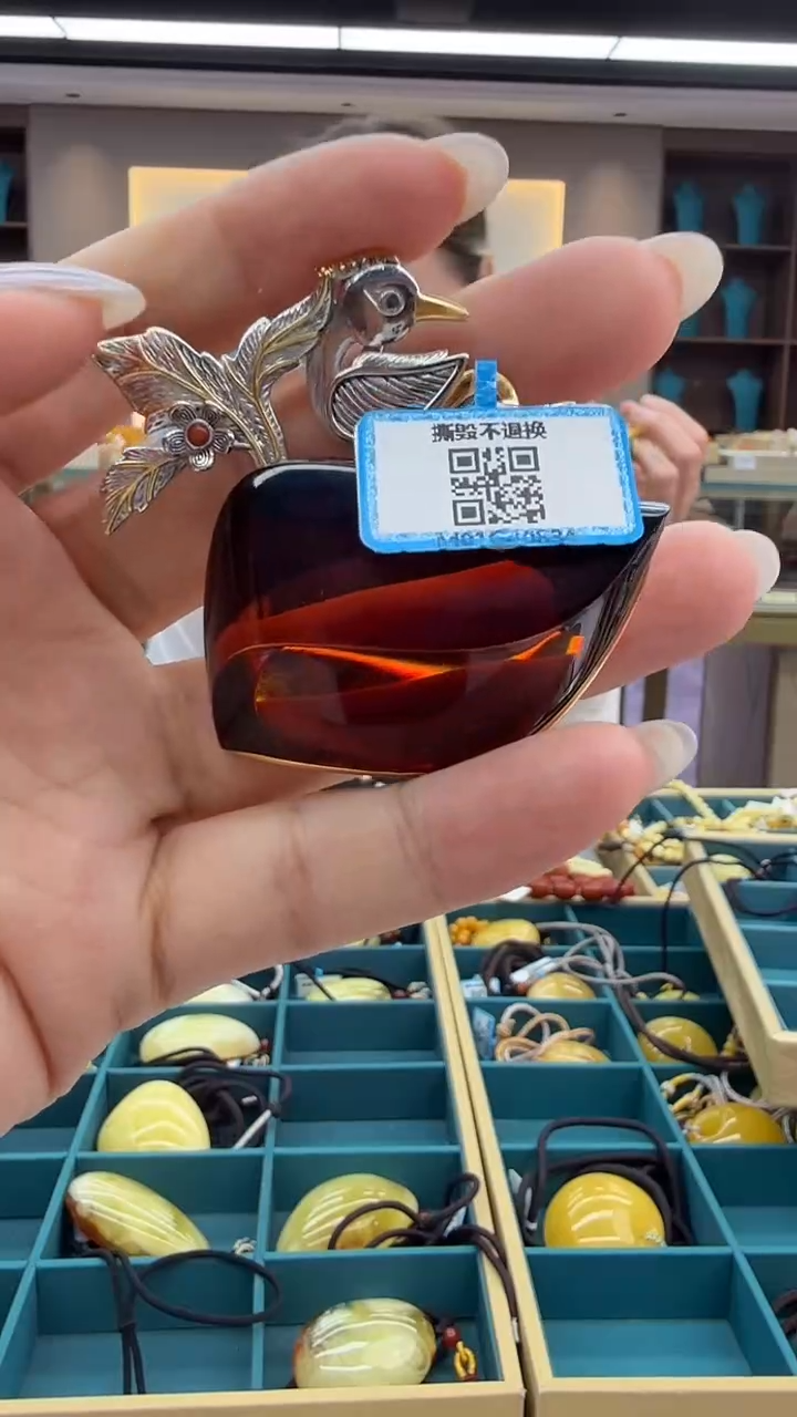 琥珀颈饰未镶嵌234秒拍号 假一罚三 