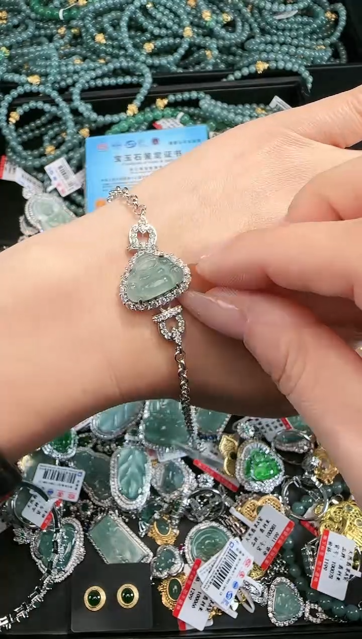 【闪购商品】翡翠吊坠(赠链)未镶嵌天然翡翠A货