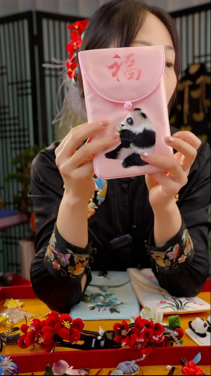 刺绣苏绣刺绣粉色熊猫手机包