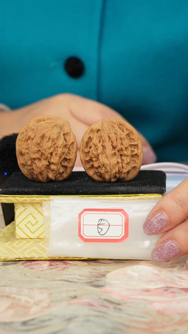 【闪购商品】文玩核桃把件望月鹰嘴