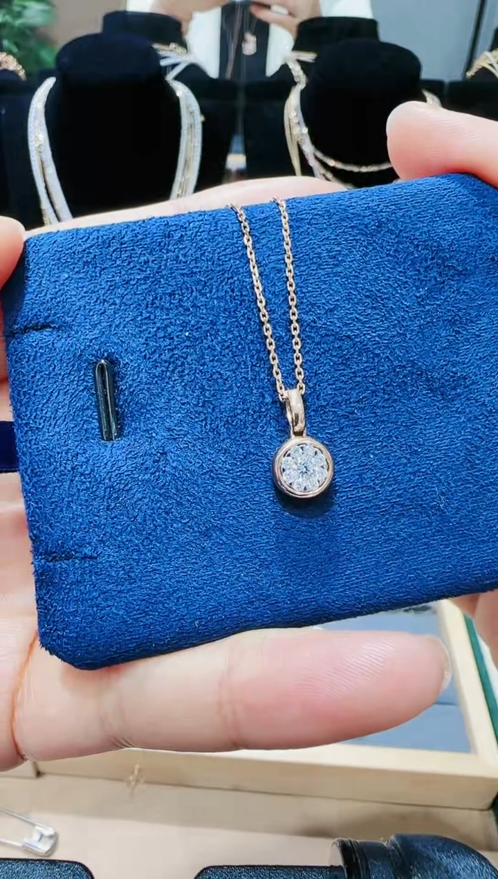 【闪购商品】钻石吊坠不含链18K金镶嵌钻石吊坠