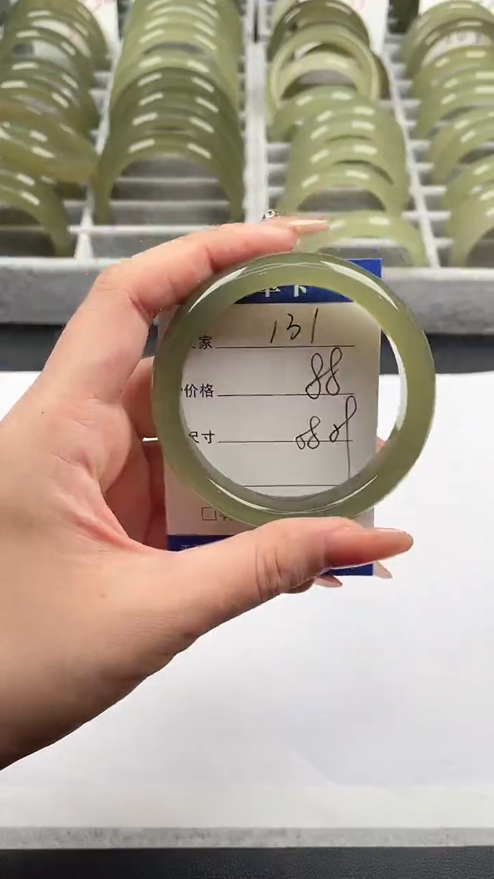 未镶嵌手镯石英质玉湖水绿