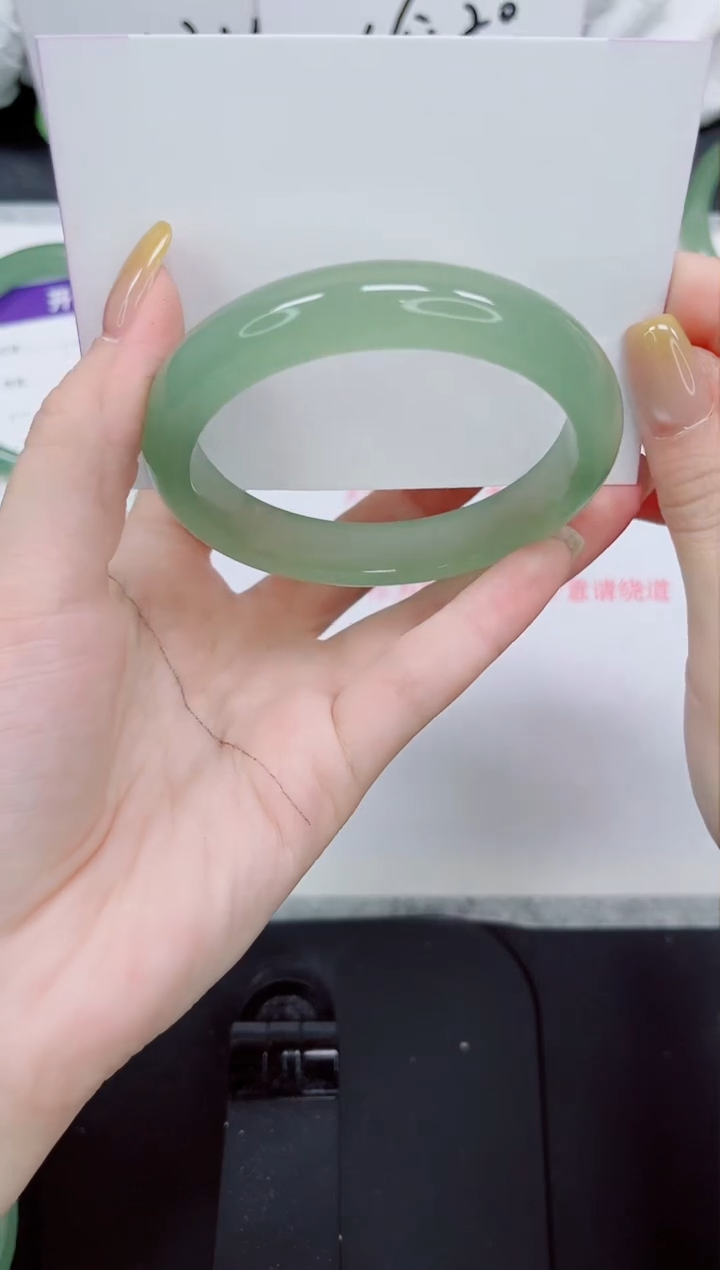 石英质玉手镯未镶嵌108