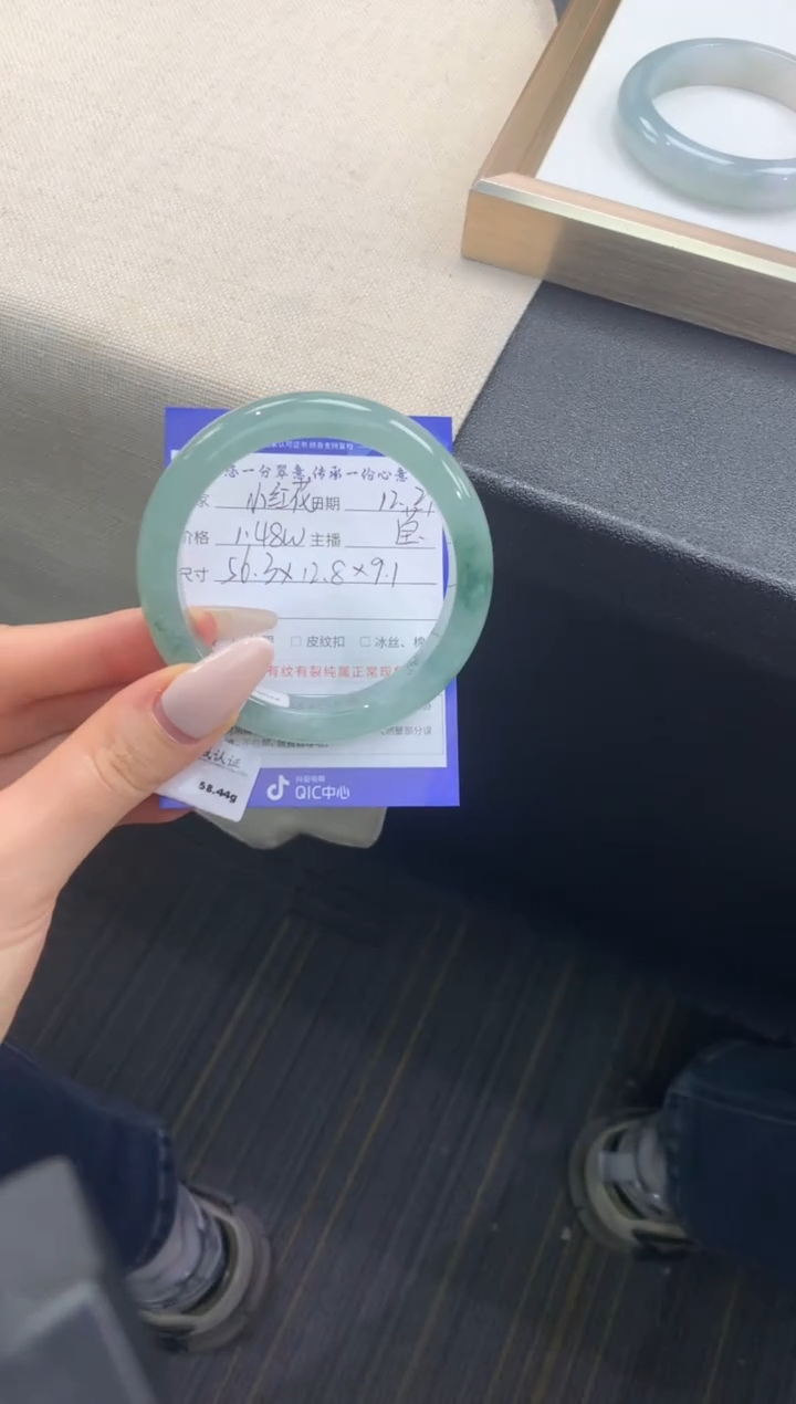 未镶嵌手镯翡翠一****?退货需手镯吊牌标签完好