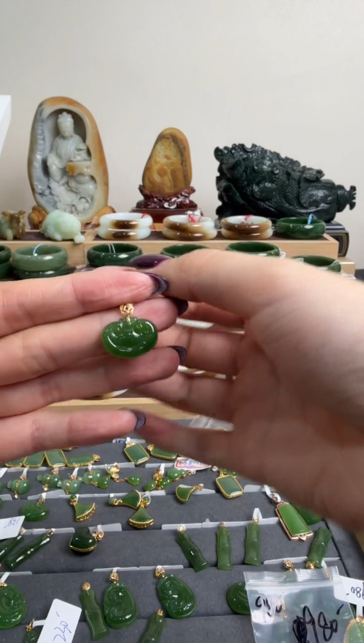 颈饰18K金镶嵌和田玉挂件