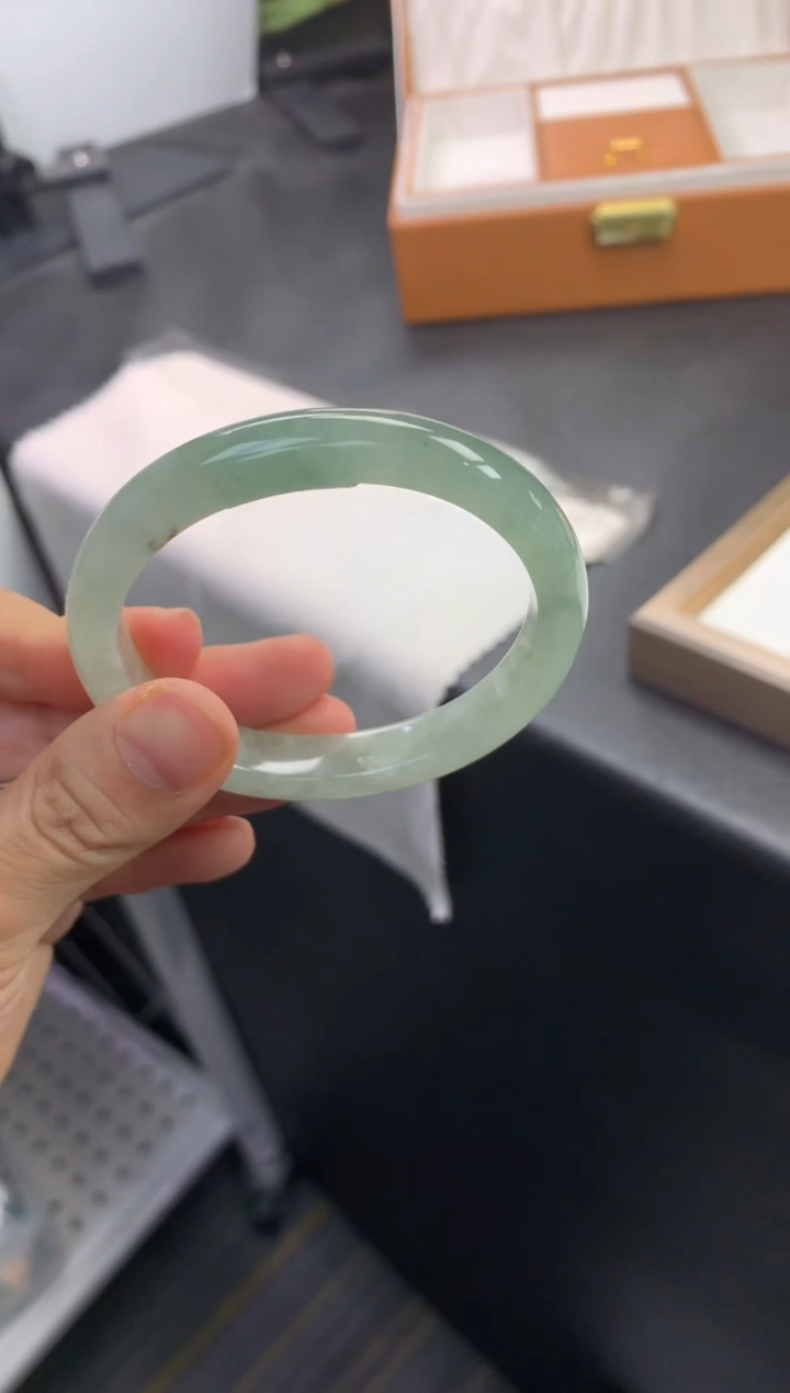 未镶嵌手镯（贵妃镯）翡翠退货需手镯吊牌标签完好