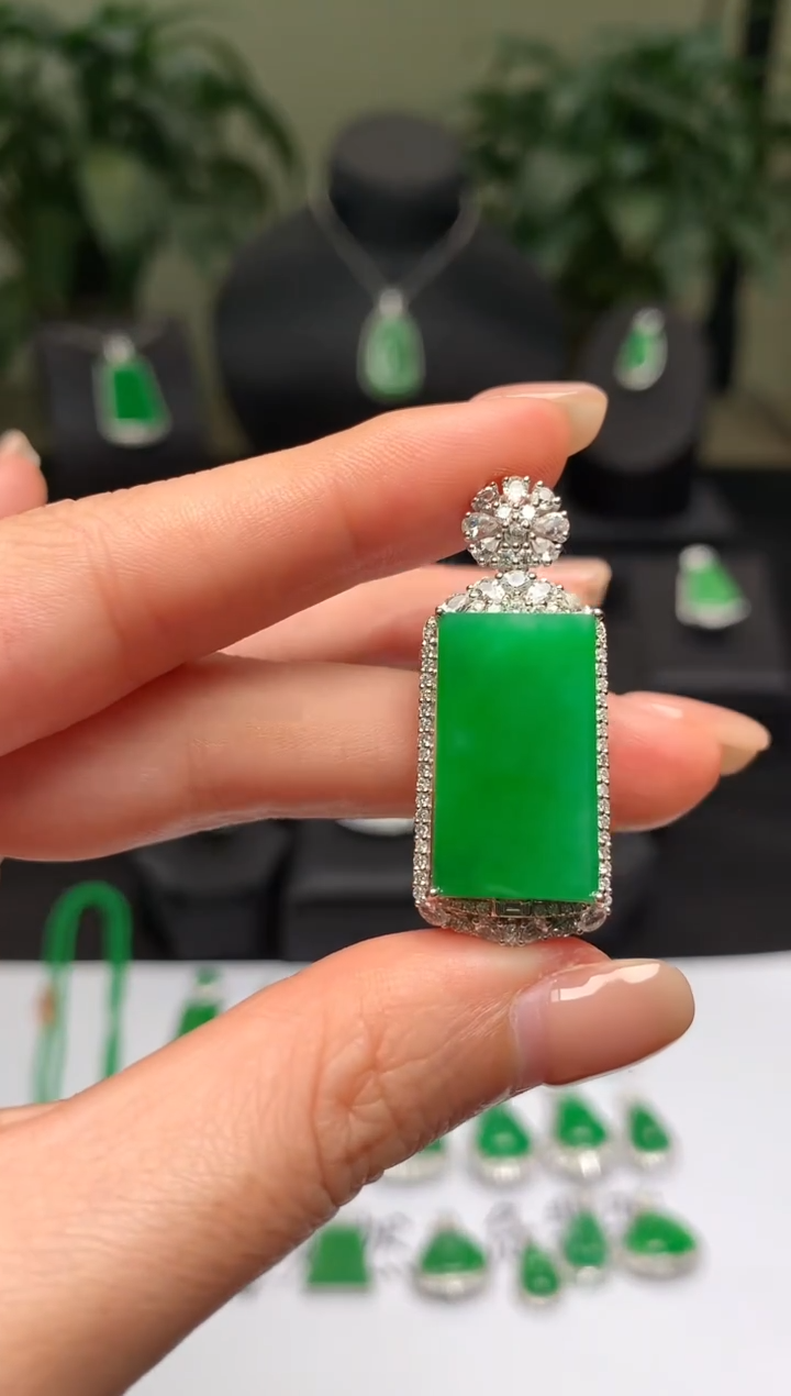 颈饰18K金镶嵌翡翠无事牌