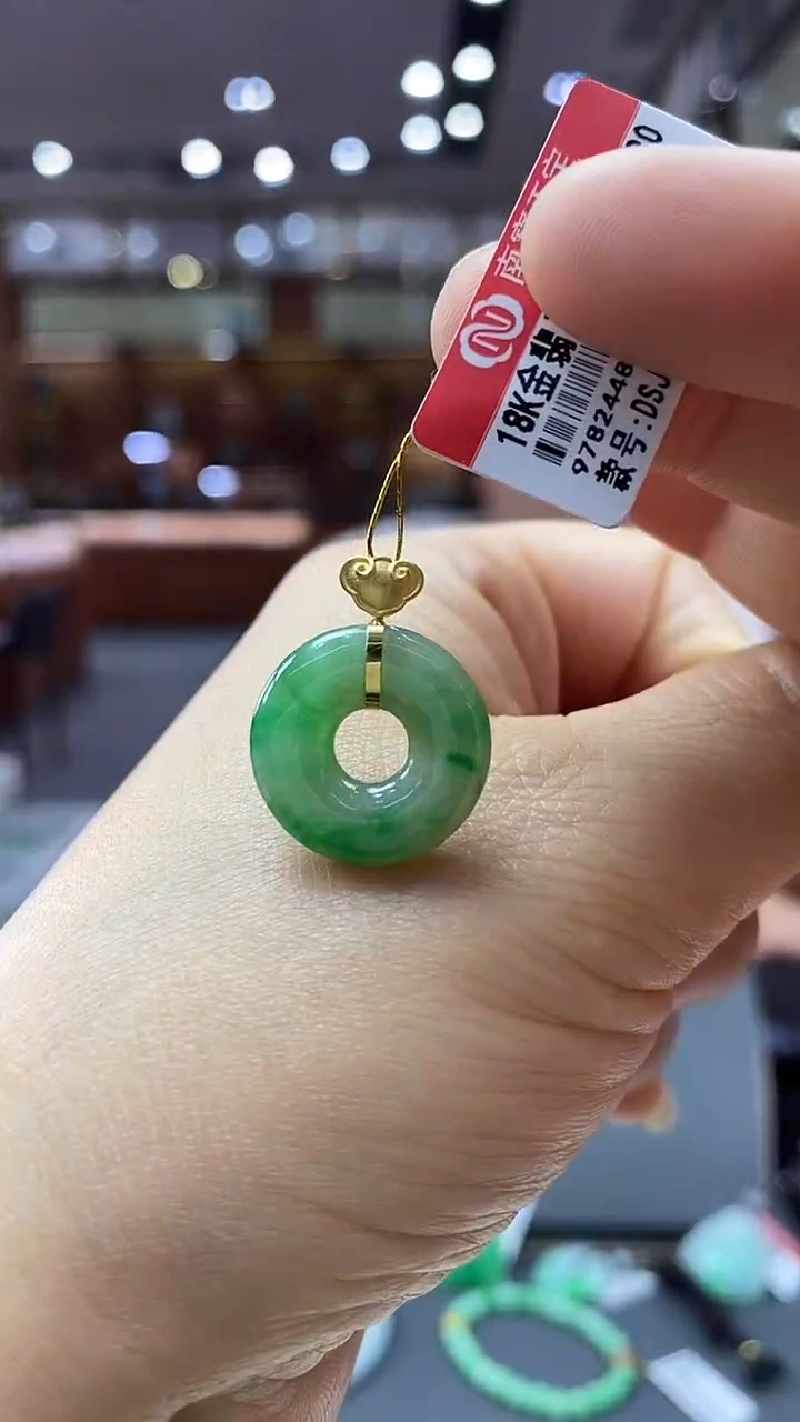 颈饰18K金镶嵌翡翠甜甜圈