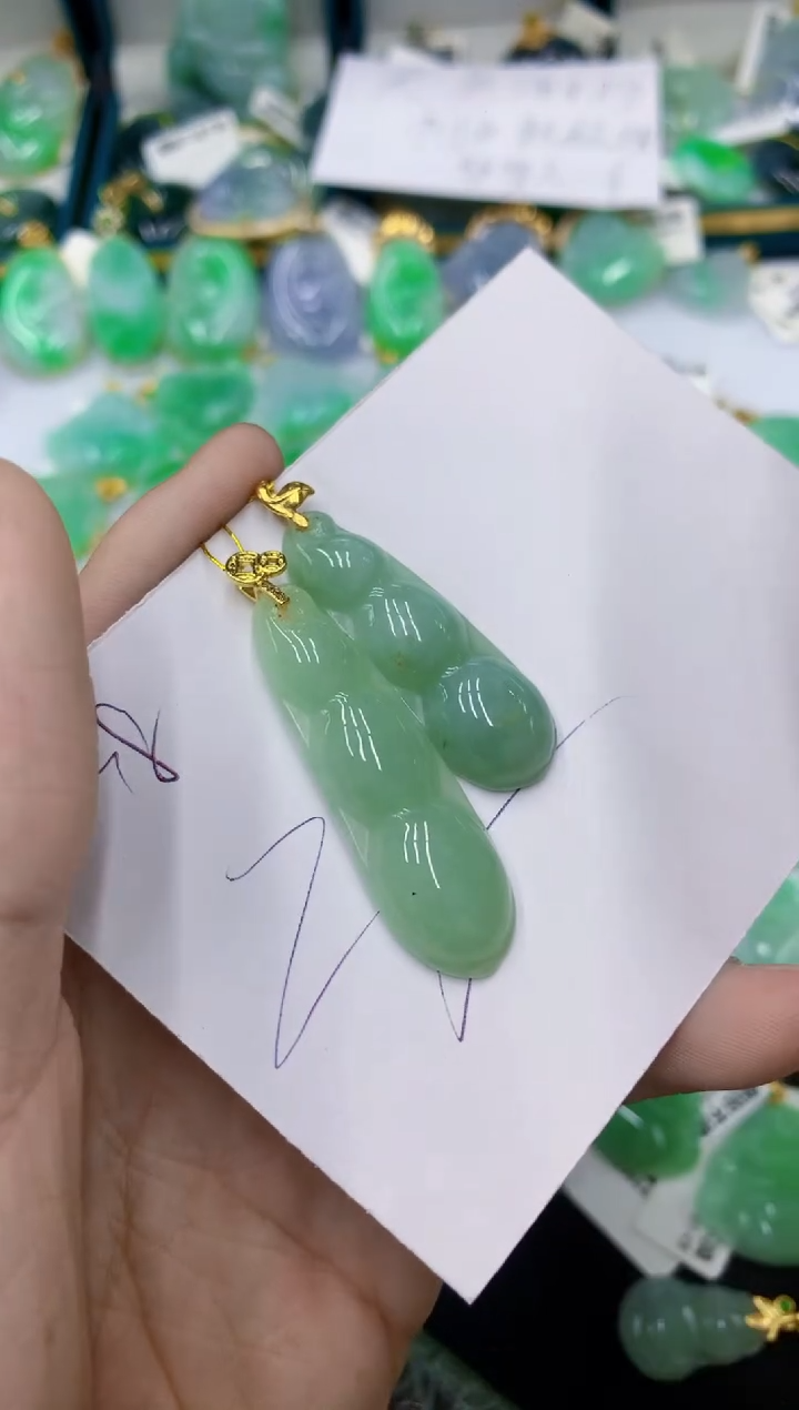 翡翠未镶嵌颈饰111111多样性发其一