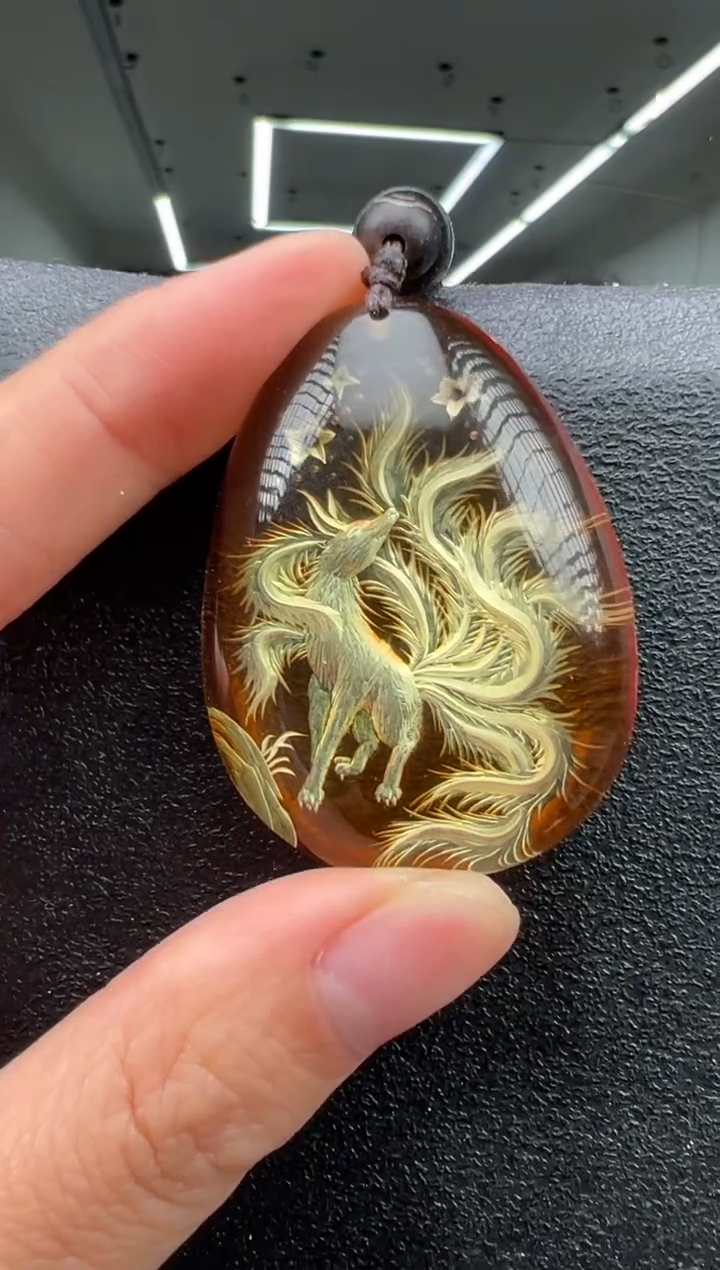 未镶嵌颈饰琥珀狐狸