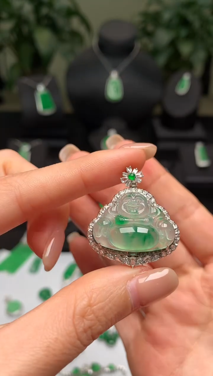 颈饰18K金镶嵌翡翠佛公