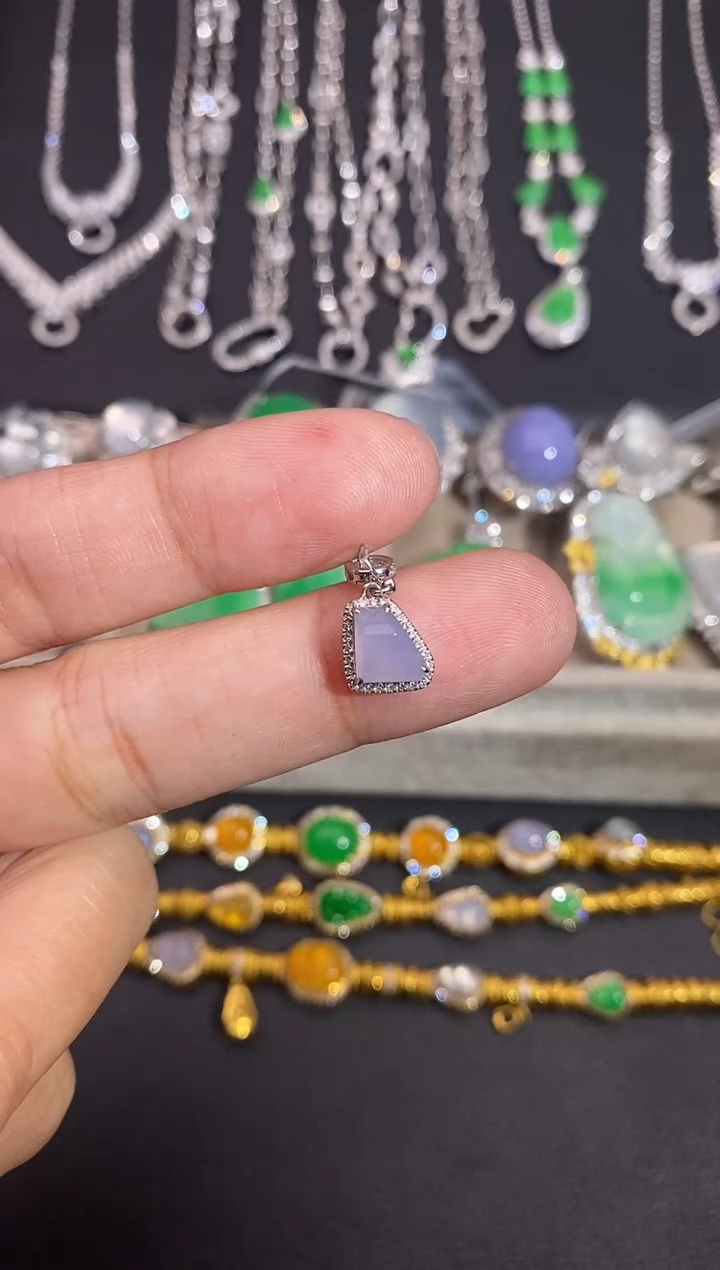 颈饰18K金镶嵌翡翠吊坠