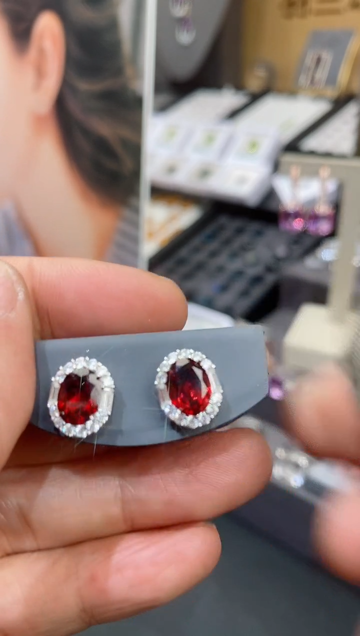 【闪购商品】石榴石耳钉银S925镶嵌石榴石耳钉