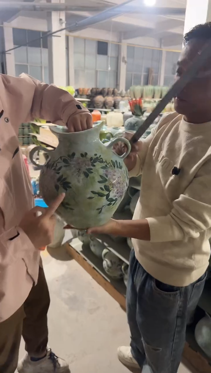 双耳手工彩绘陶瓷瓶