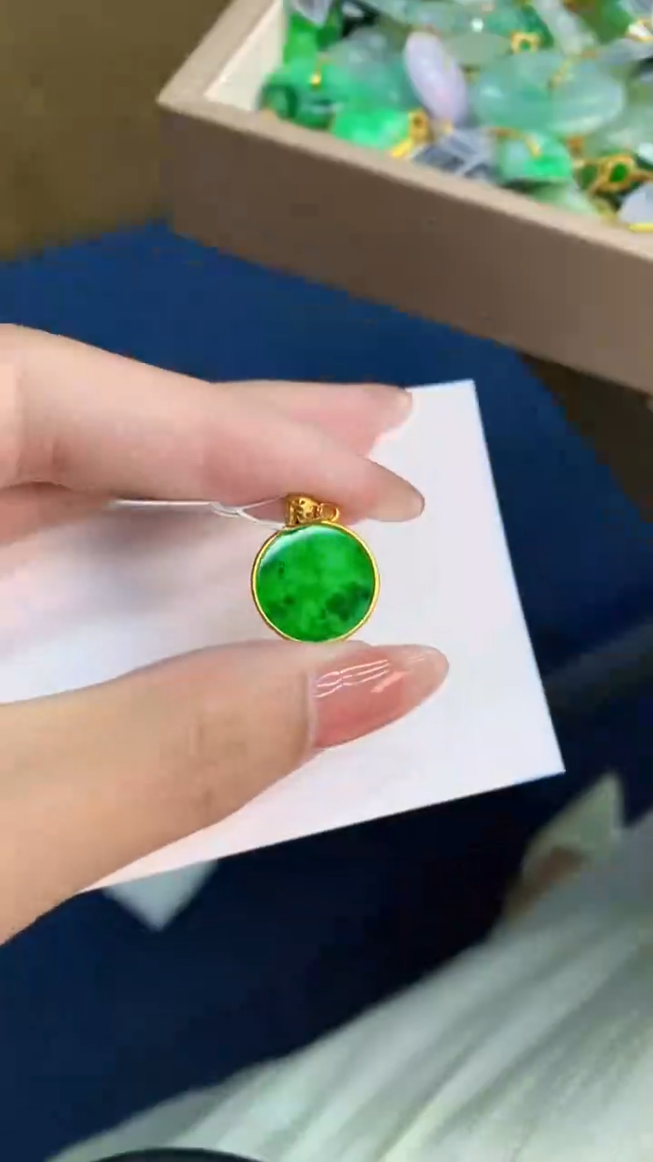 翡翠未镶嵌颈饰          1