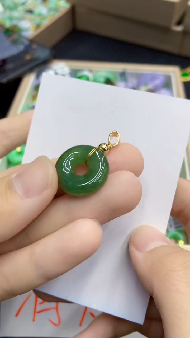 翡翠未镶嵌颈饰             1
