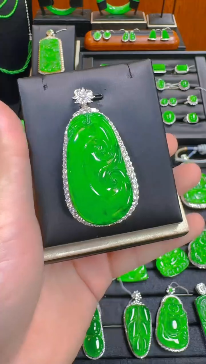 【闪购商品】翡翠吊坠(赠链)银S925镶嵌天然A货翡翠