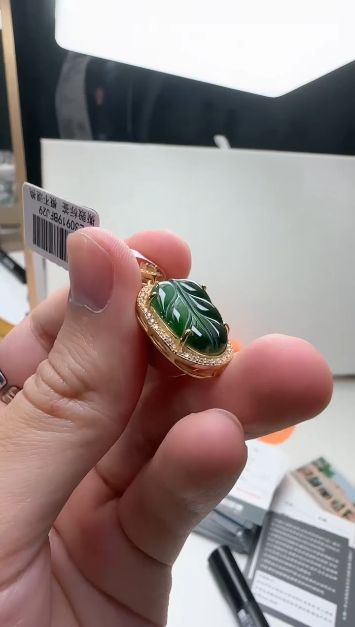 【闪购商品】翡翠吊坠(不含链)银S925镶嵌翡翠吊坠98