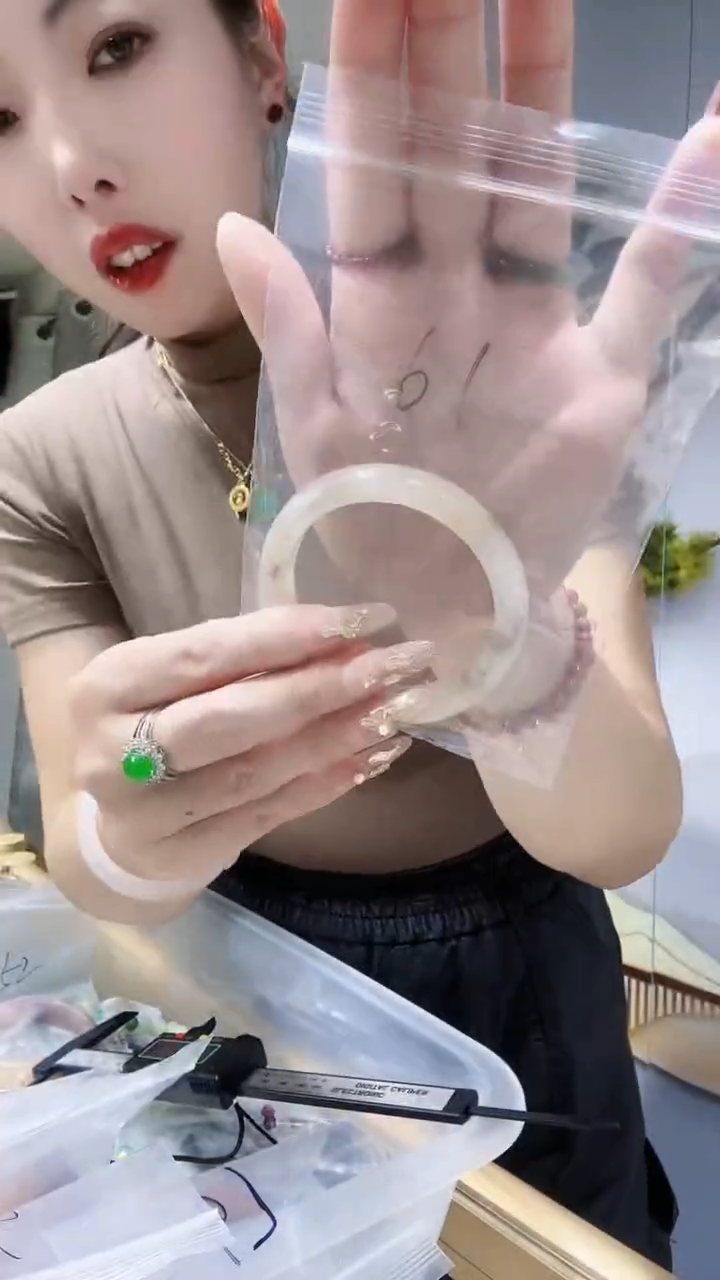 【闪购商品】石英质玉手镯未镶嵌新疆金丝玉手镯56 圈口