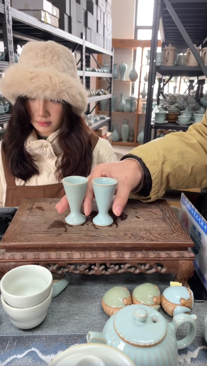 【闪购商品】瓷片天青锥形小酒杯一对