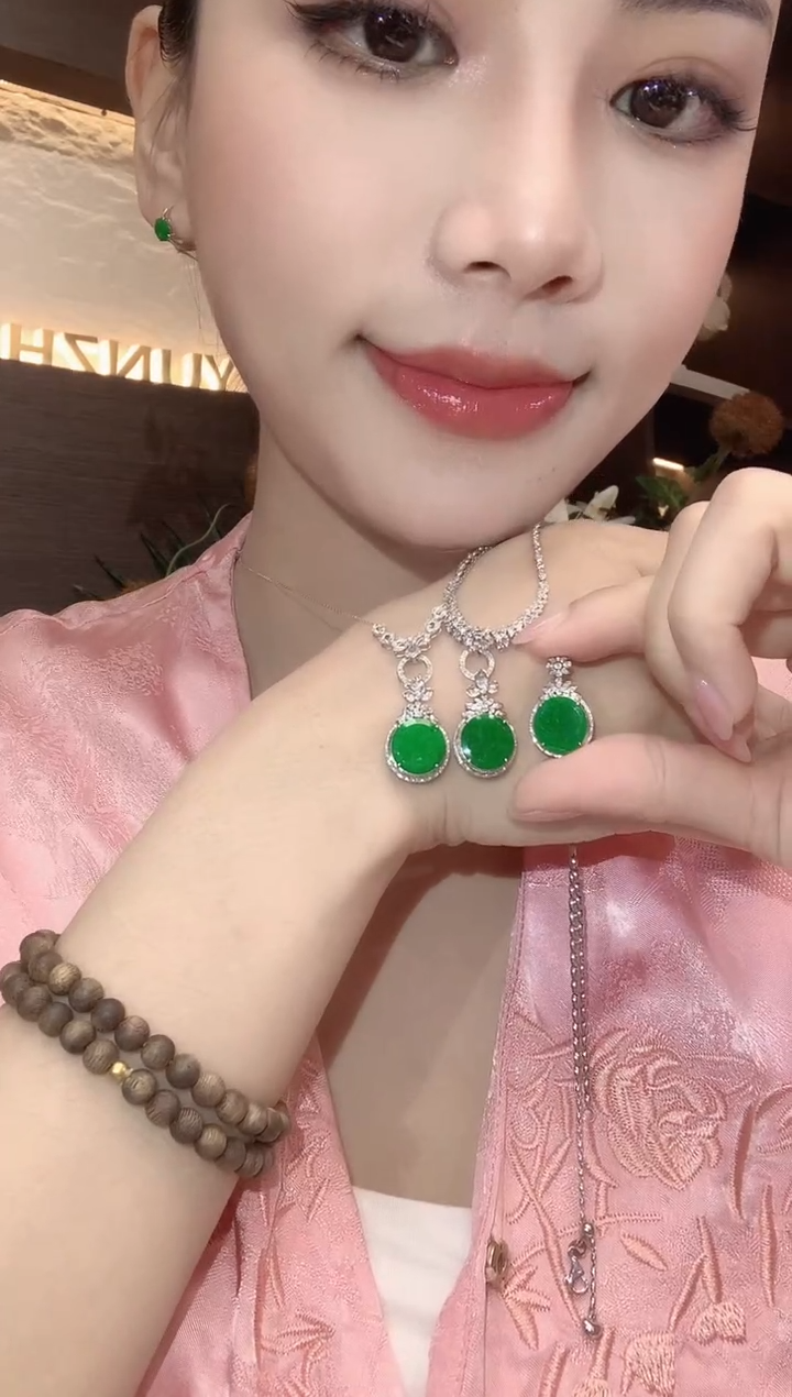 吊坠(不含链)18K金镶嵌翡翠A2 多样性发一件