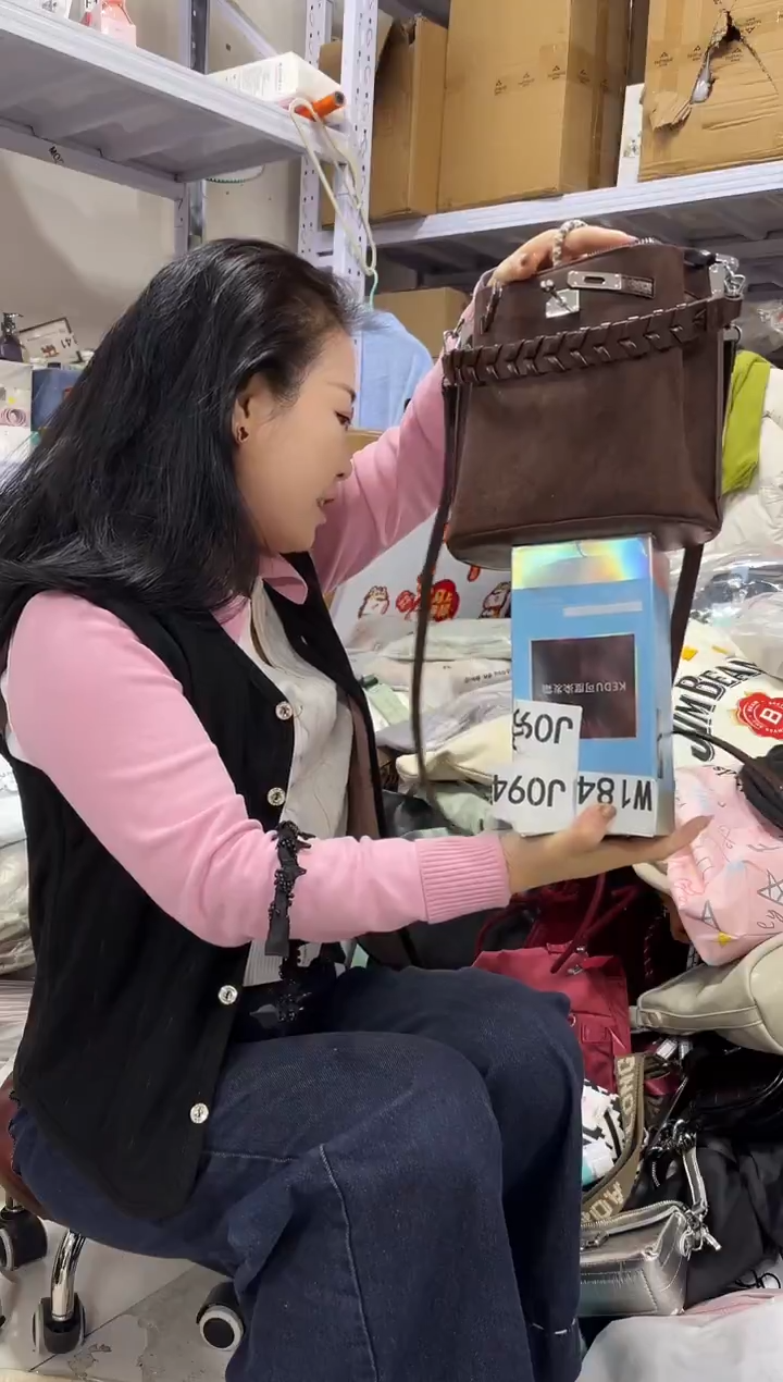 PVC点点小红心 没关注的关注一下主播 染发膏自然黑一盒