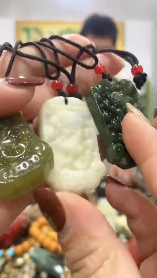 未镶嵌蛇纹石玉吊坠多样性发货发其中一件