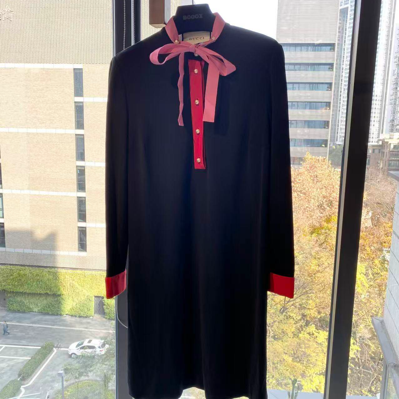 95新 GUCCI/古驰 RC0135 粘胶 双G珍珠扣蝴蝶结连衣裙 M码 微污