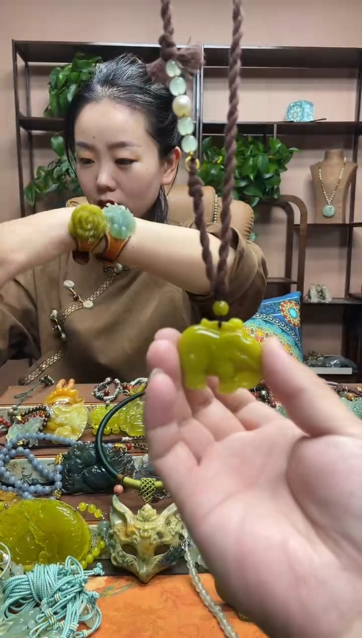 未镶嵌岫玉吊坠多样性发货发其中之一