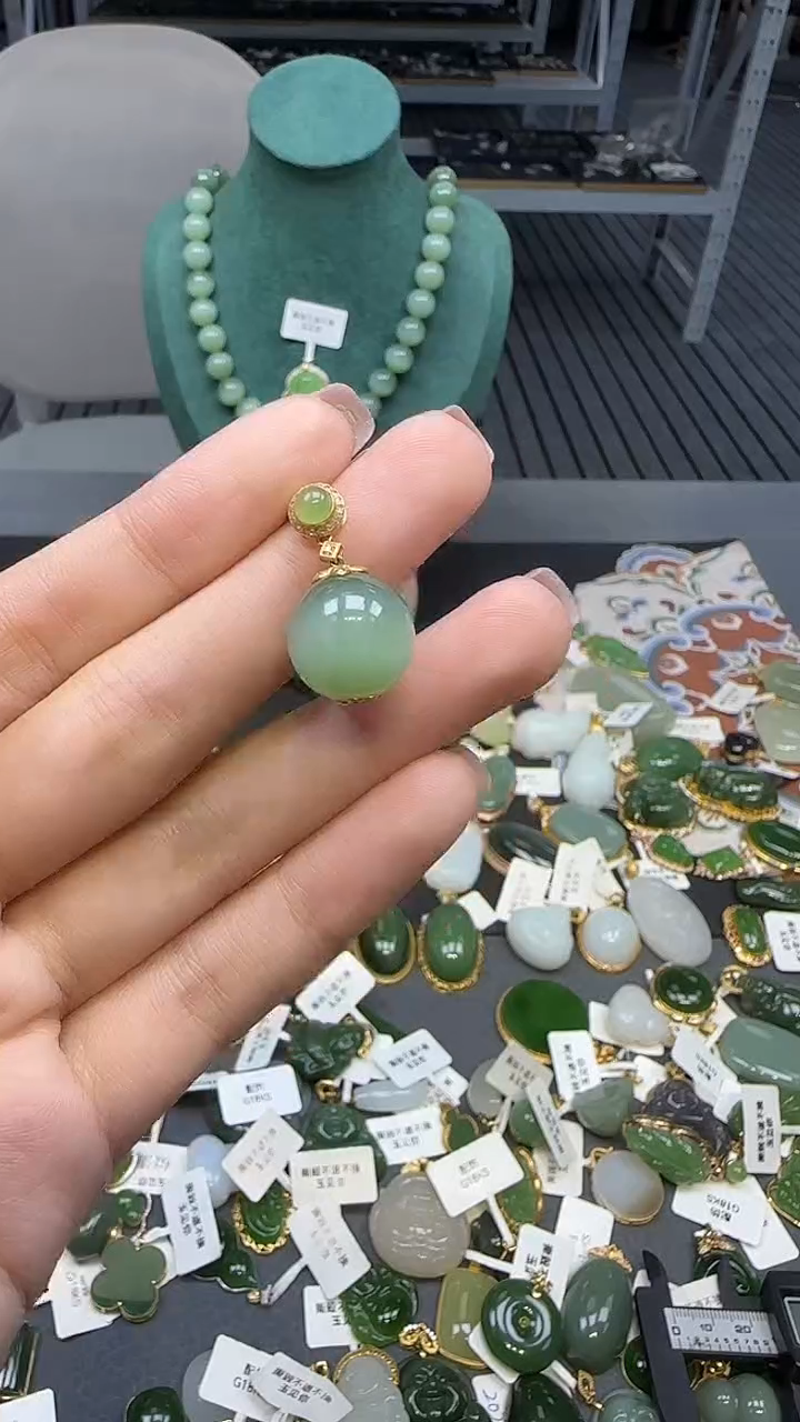 18K金镶嵌和田玉挂件1
