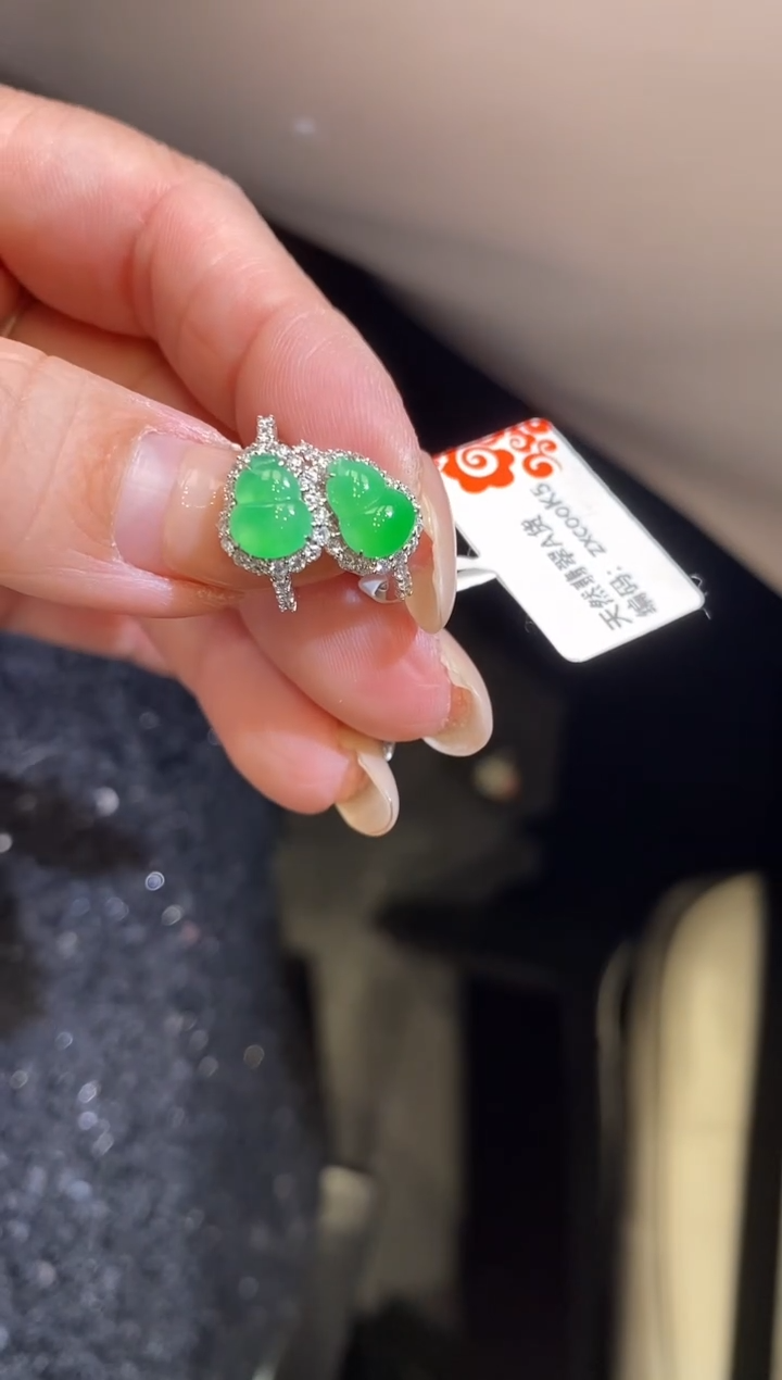 18K金镶嵌翡翠耳饰耳包