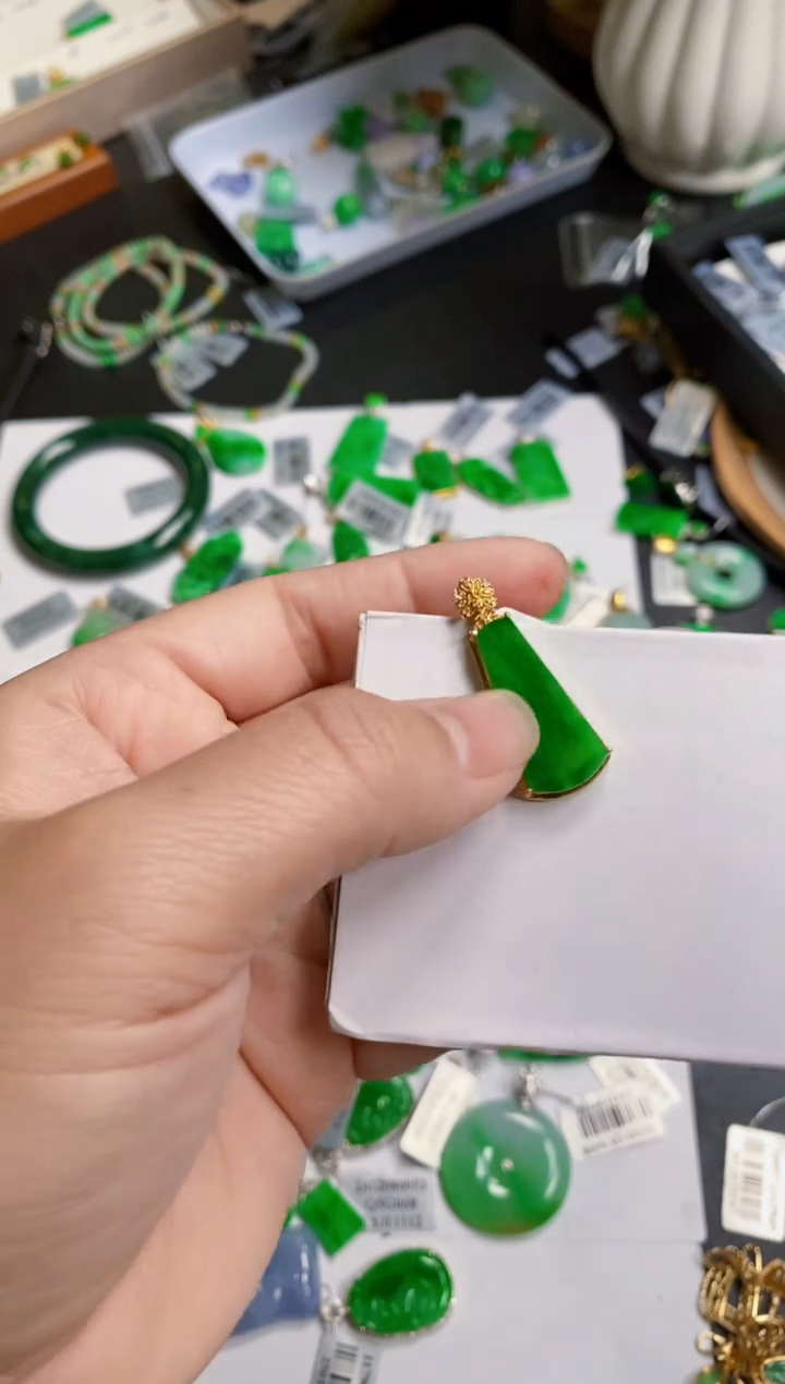 【闪购商品】翡翠颈饰18K金镶嵌吊坠