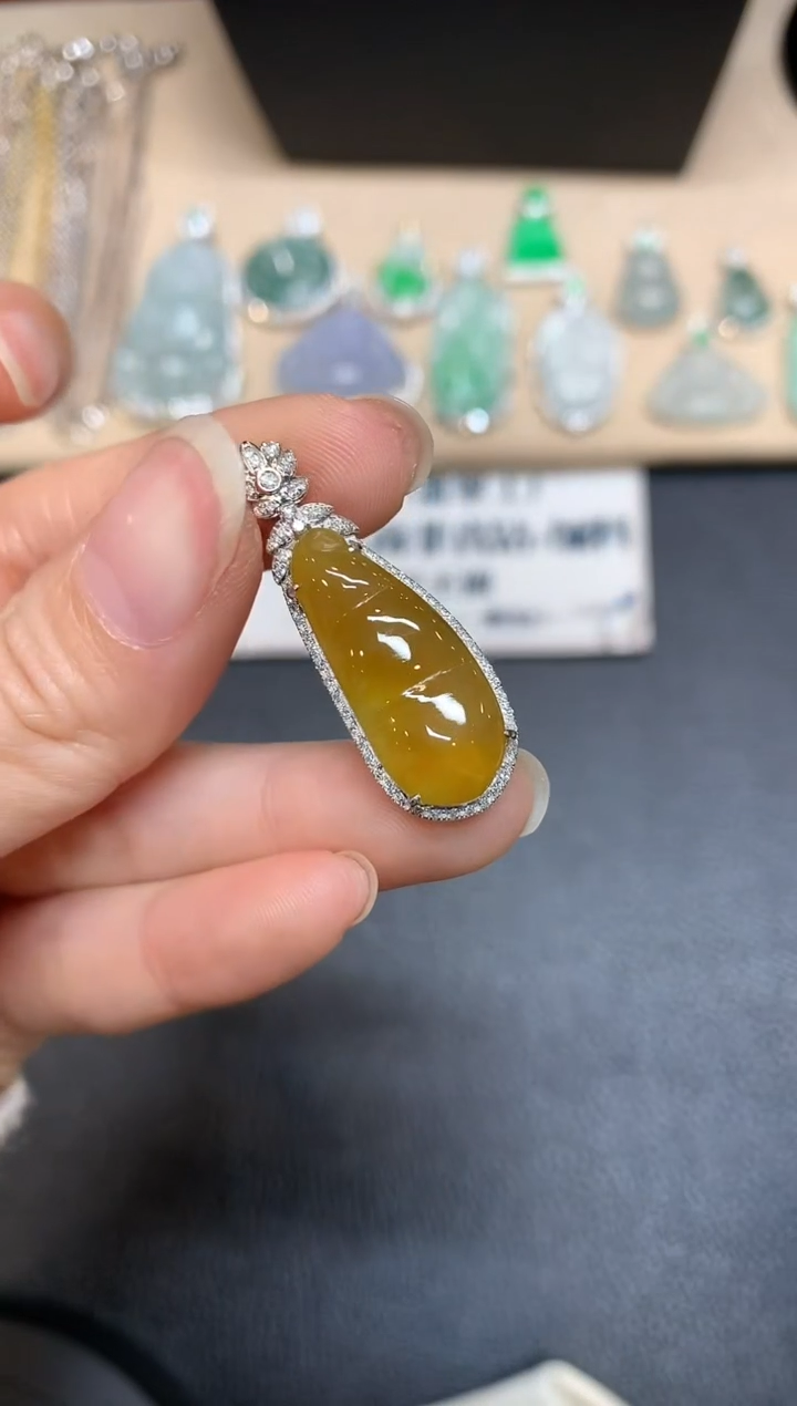 【闪购商品】翡翠颈饰18K金镶嵌福豆【无服务费