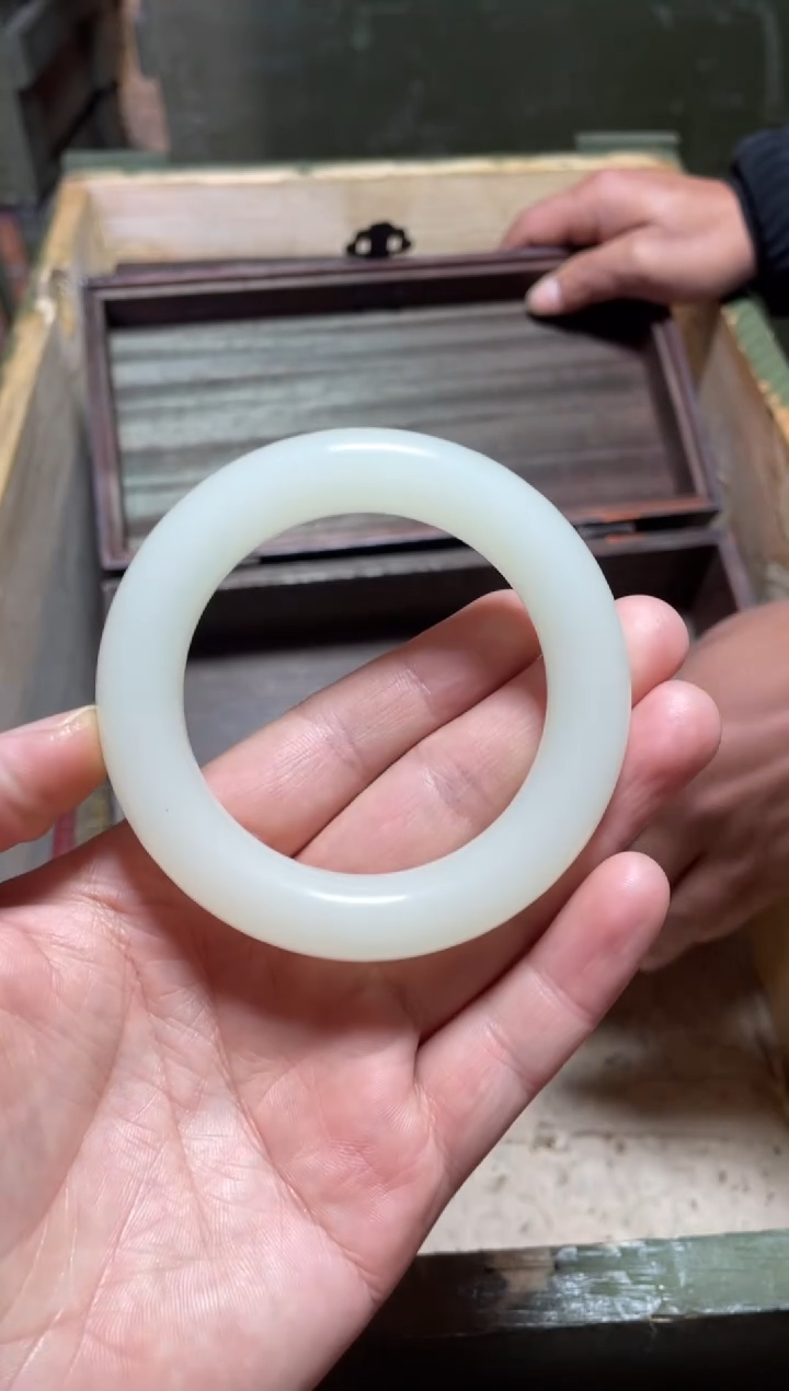 【闪购商品】圆条贵妃手镯一支