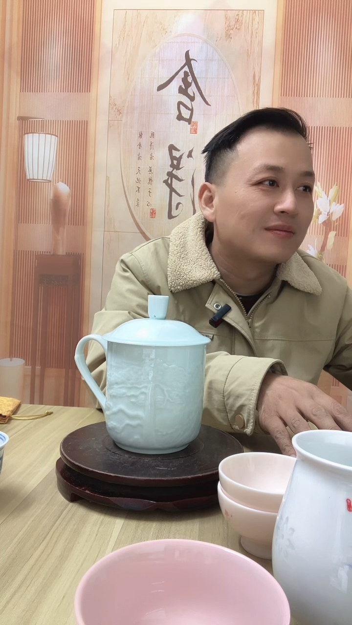 白瓷曹*白瓷青釉浮雕老板杯1个