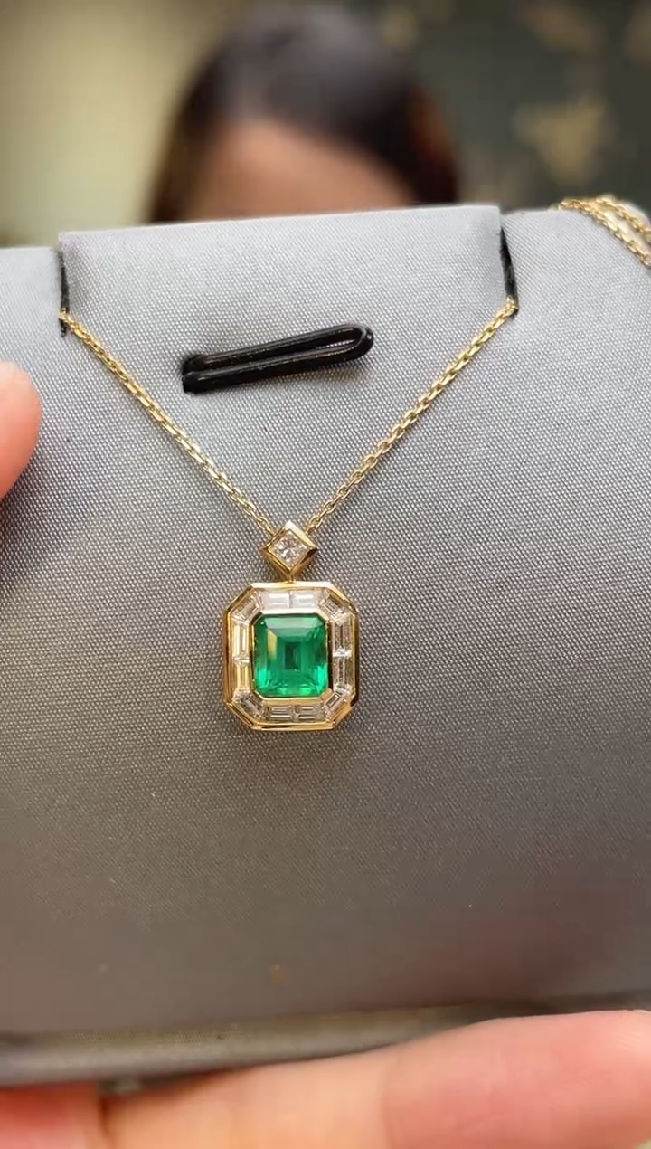 项链18K金镶嵌祖母绿阿富汗主石：0.66ct