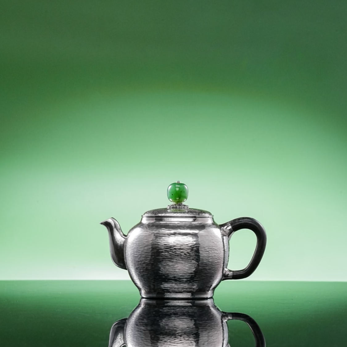 【到手价格私询】呆坐手敲锤纹四方银韵壶-100ml