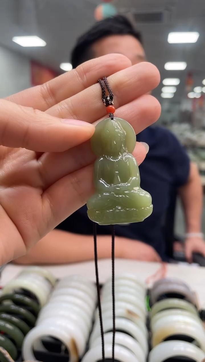 和田玉未镶嵌颈饰沙枣青观音吊坠随机发一件
