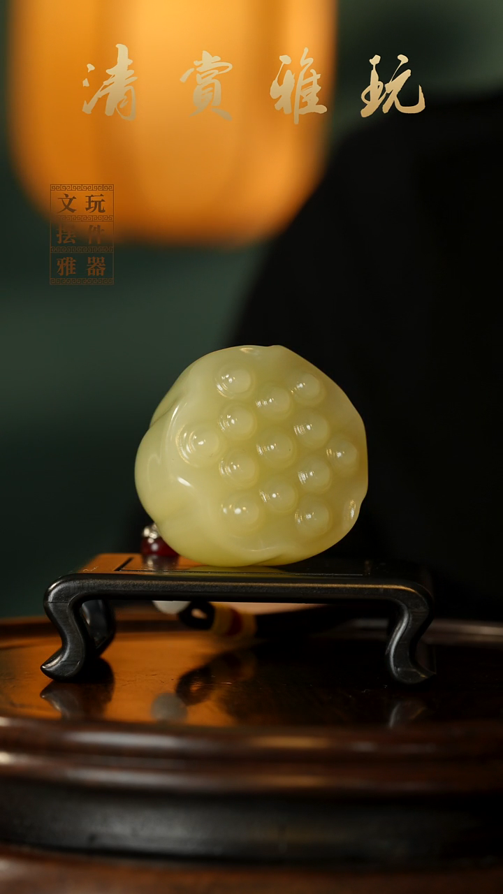 玉《手握莲蓬》手把件摆件