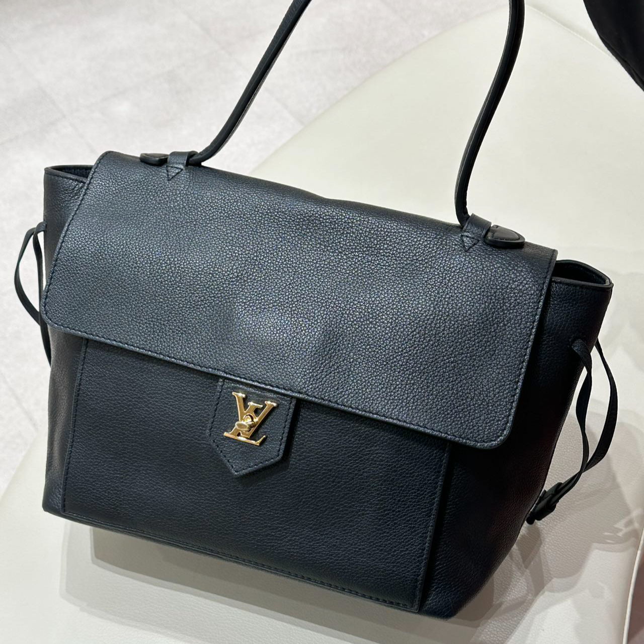 95新 LouisVuitton/路易威登 lockme 牛 黑金 邮差包/123116