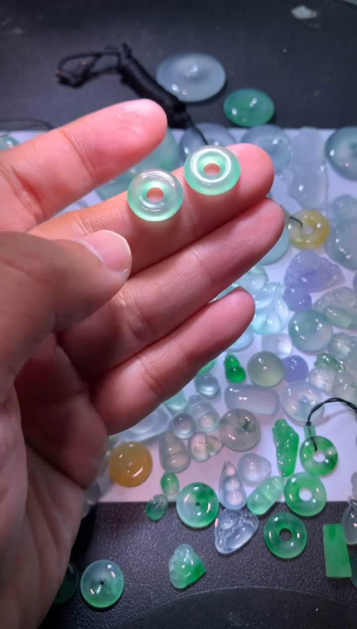 【闪购商品】翡翠颈饰未镶嵌甜甜圈一对